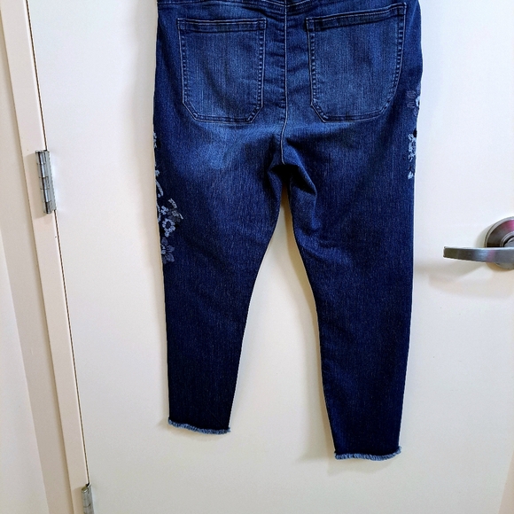 Women's Democracy Flower Embroidered AB Solution Ankle Jeans Size 8 P - Picture 6 of 12